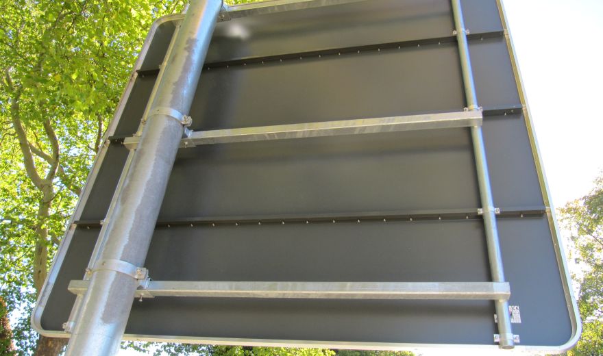 H-Halterung mit Mast für Vorwegweiser