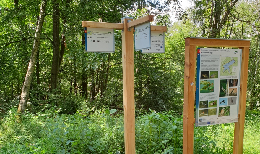 Wegeleitsystem und Informationstafel Holz 880x520